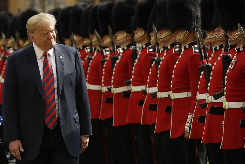 Những hình ảnh 'không giống ai' của ông Trump ở châu Âu