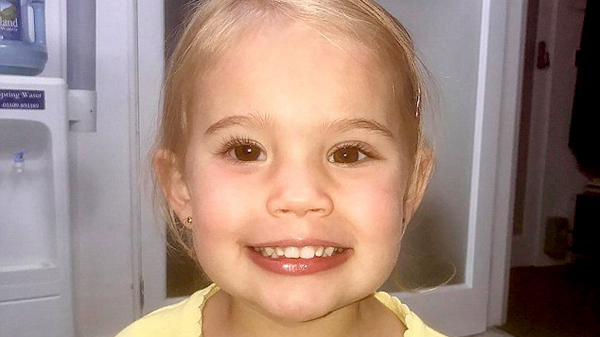 Cô bé 3 tuổi xinh đẹp trở lại nhờ mắt giả được làm từ... mỡ