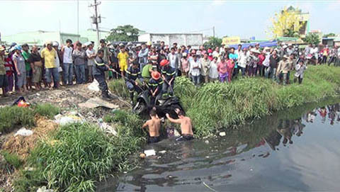 Cướp giật táo tợn đạp 2 mẹ con rơi xuống kênh ở Sài Gòn