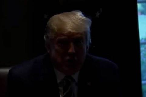 Nhà Trắng bỗng tối đen khi ông Trump thề tin tưởng tình báo Mỹ