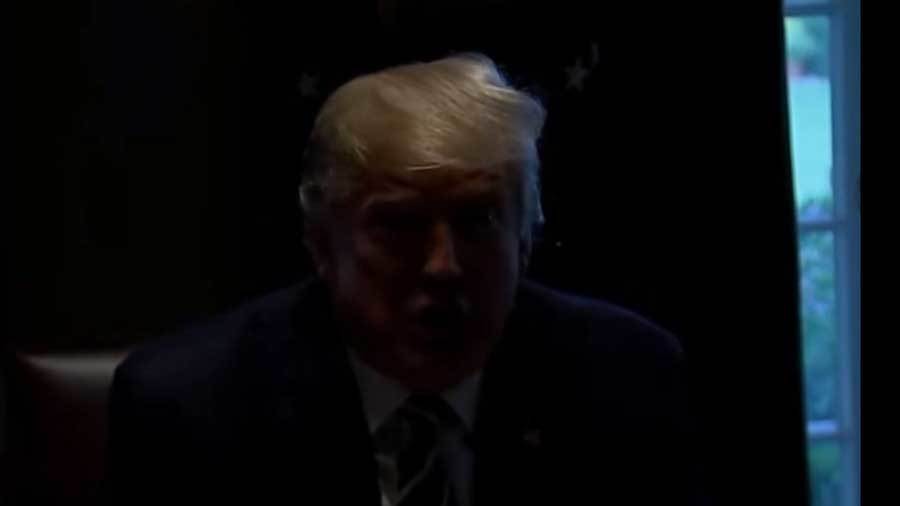 Ông Trump thề tin tưởng tình báo Mỹ, Nhà Trắng bỗng tối đen