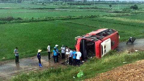 Xe khách 'bay' trên cao tốc Pháp Vân rồi nằm nghiêng ở đường gom