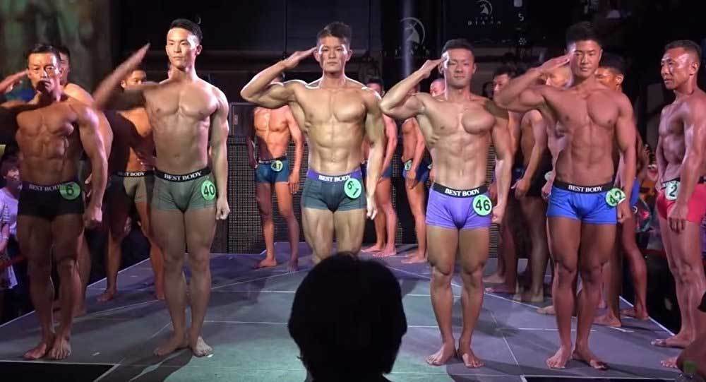 Hình ảnh binh sĩ Nhật 'cuồn cuộn' thi nam vương