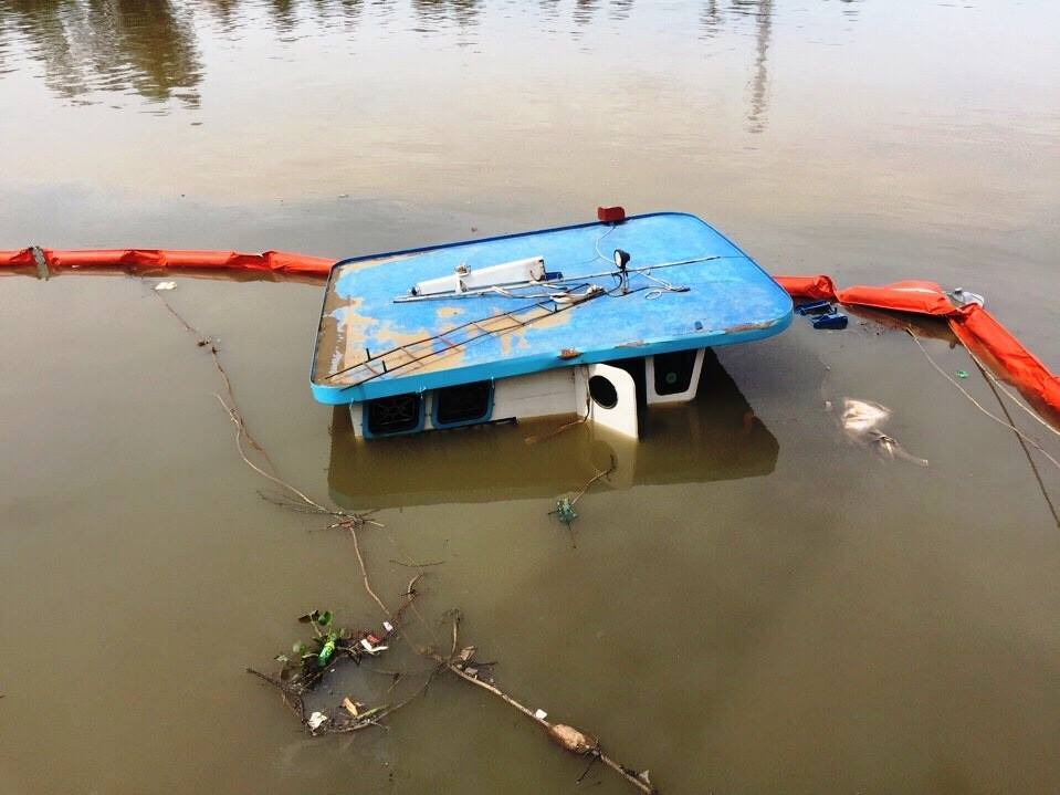 Sà lan bị nhấn chìm khi đậu tránh bão, một người chết