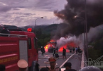 Cabin phát nổ, xe khách chở 40 người cháy trơ khung