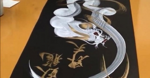 Đến Nhật Bản xem nghệ thuật vẽ rồng một nét độc đáo