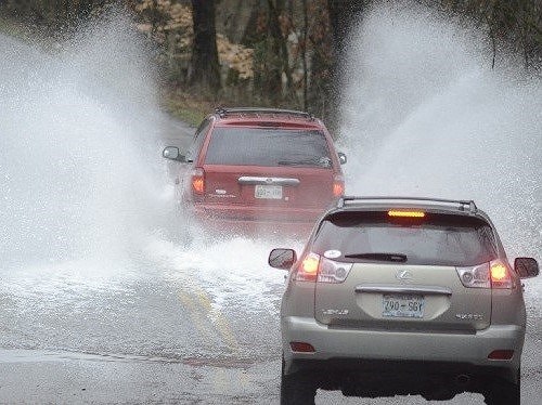 Mẹo lái xe ô tô an toàn qua vùng ngập nước