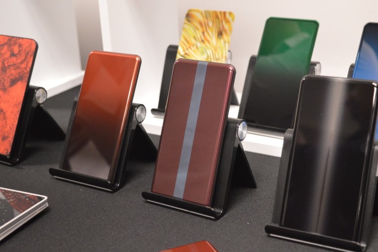 Smartphone dùng kính cường lực Gorilla Glass 6 rơi 15 lần không sứt mẻ