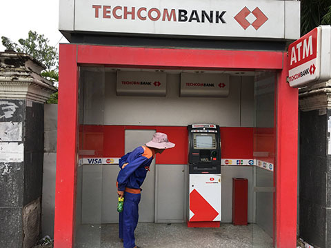 Điểm ATM bị kẻ lạ dùng xà beng đập phá để trộm tiền