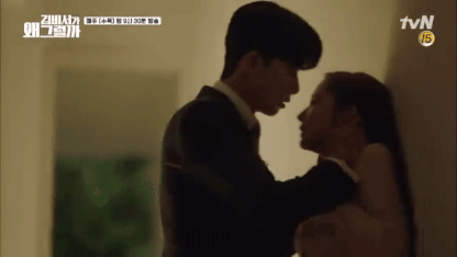 Nụ hôn nồng nhiệt của 'Thư ký Kim' khiến fan bấn loạn