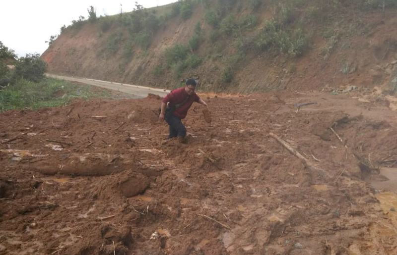 Triệu khối đất đá lở xuống đường, 'bít lối' giao thông ở Kon Tum