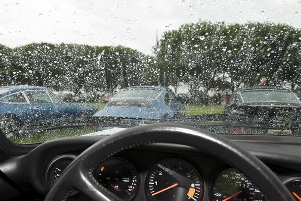 Hãy khám phá những hình ảnh tuyệt đẹp về lái xe ô tô trong những ngày mưa rả rích. Xem những bức tranh về kính mờ và gương nhòe sẽ cho bạn thấy niềm đam mê lái xe của nhiều người sẽ không bao giờ ngừng lại.