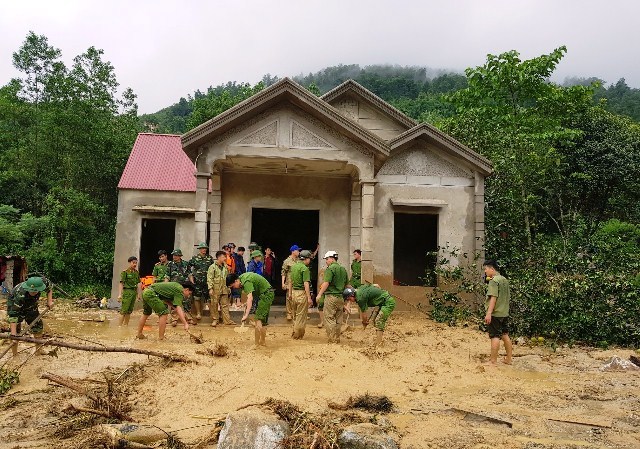 Cào bùn đất tìm 2 mẹ con bị lũ quét cuốn trôi ở Thanh Hóa