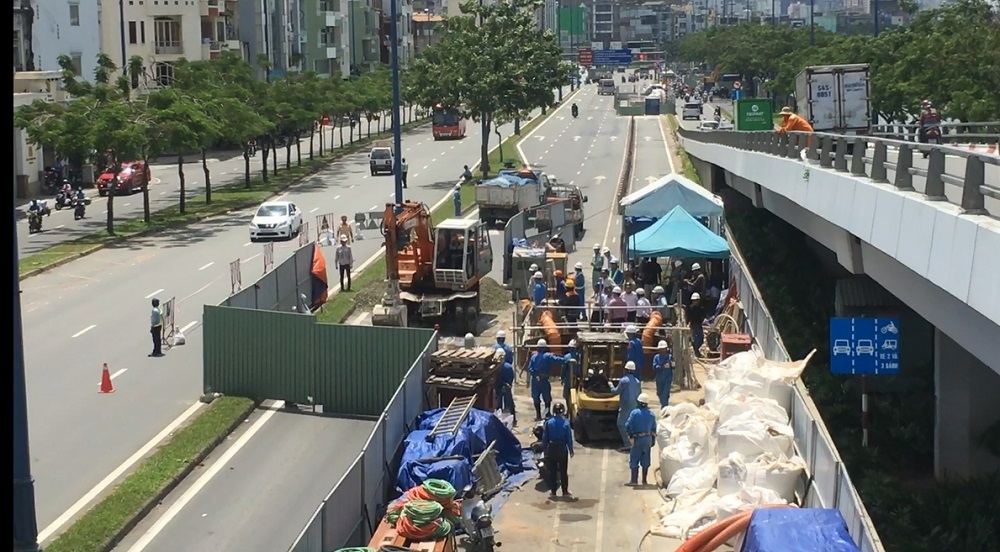 Sụt lún nghiêm trọng đại lộ ở Sài Gòn, giao thông bị phong tỏa nhiều giờ