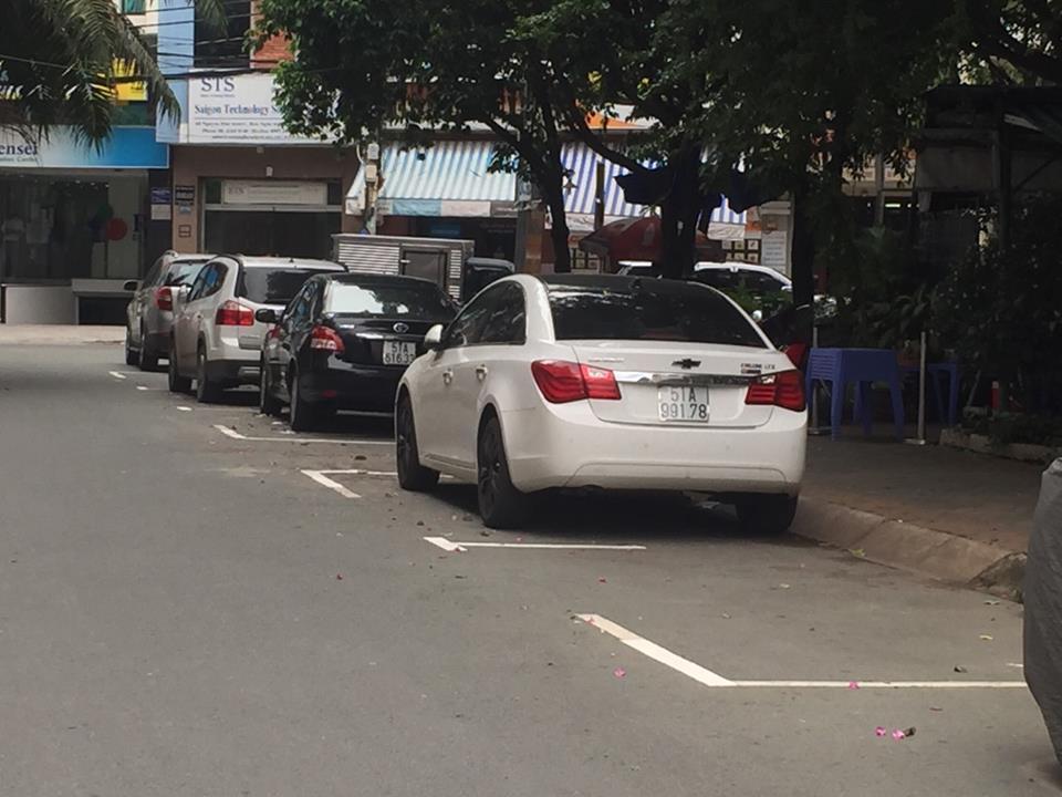 Gắn ‘mắt thần’ giám sát thu phí ô tô đậu lòng đường Sài Gòn
