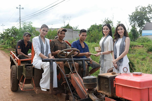 Kỳ Duyên, Mỹ Linh tặng 10.000 cuốn sách ở Buôn Ma Thuột