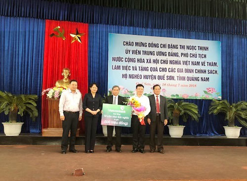 Vietcombank trao quà ở huyện nghèo Quảng Nam