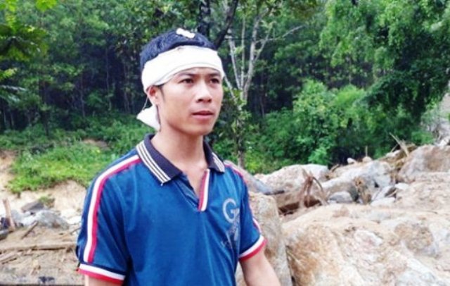 Giây phút kinh hoàng lũ quét cuốn trôi cả 4 người trong gia đình