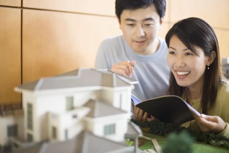Vợ chồng trẻ có 800 triệu nên mua nhà đất hay chung cư ở Hà Nội?