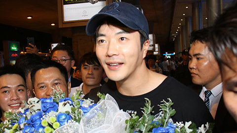 Fan Việt quây kín chào đón Kwon Sang Woo ở sân bay lúc nửa đêm
