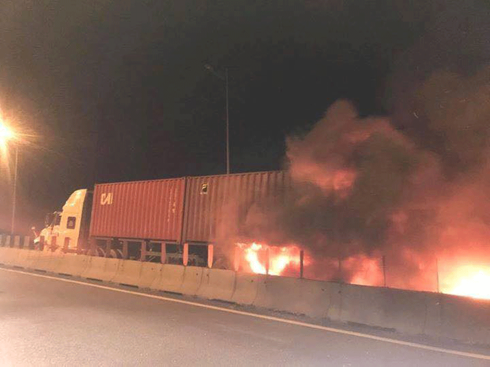 Tông xe container, xe khách bốc cháy trên cao tốc Long Thành, 2 người chết
