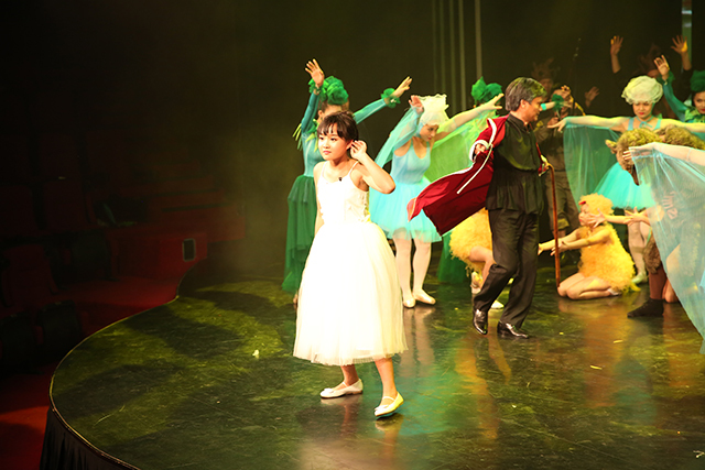 Á hậu nhí Khánh Linh dẫn chuyện trong vở kịch 'Peter và Chó sói'