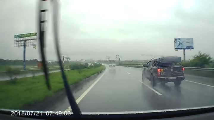 Mưa gió, ô tô chạy ngược chiều trên cao tốc Hà Nội - Bắc Giang