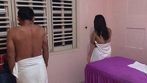 Đột kích động massage có nữ tiếp viên 'tắm tiên' với khách ở Sài Gòn