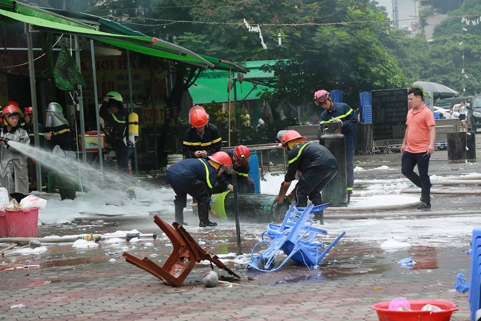 Hà Nội: Cháy quán nhậu trong mưa, nữ nhân viên 16 tuổi tử vong
