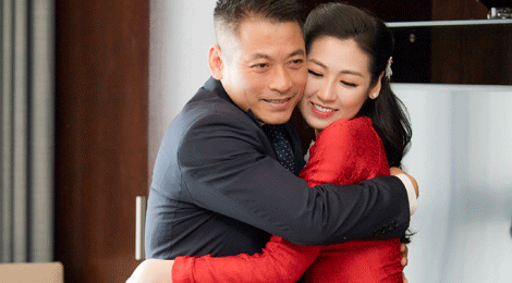 Á hậu Tú Anh ôm chặt cha mẹ trước giờ lên xe hoa