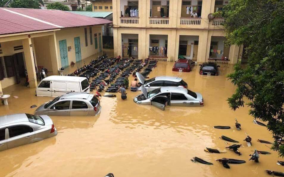 Phú Thọ: Hàng loạt ô tô, xe máy bị nước nhấn chìm