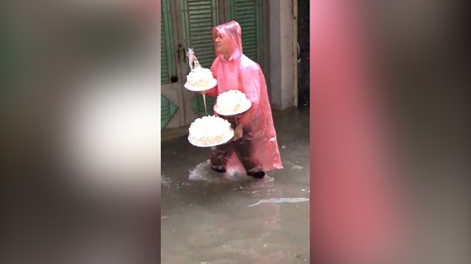 Nhà trai trùm áo mưa, 'bơi' vào nhà gái trong lễ ăn hỏi ở Hải Phòng