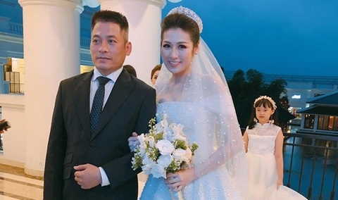 Bố Tú Anh khóc dắt tay con gái trao cho chàng rể