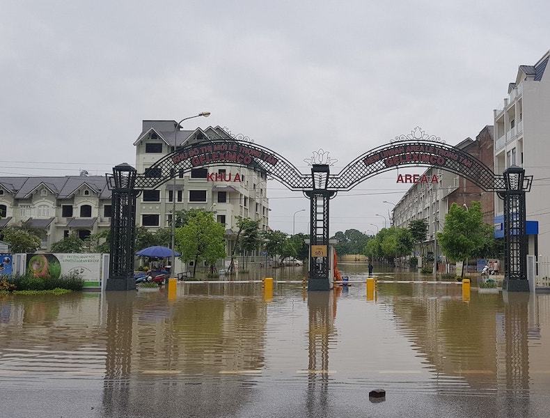 Bi hài Hà Nội: Ngồi thùng xốp, chèo xuồng vào ‘làng’ biệt thự triệu đô