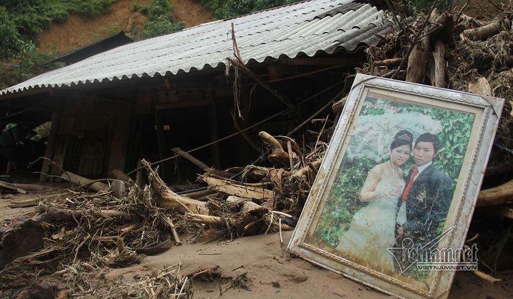 Yên Bái: Lũ cuốn mọi thứ bản làng cô lập, vừa đi vừa khóc