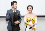 Kwon Sang Woo bất ngờ khi nhận áo dài từ Hoa hậu Thu Hoài