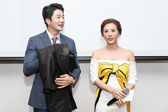 Kwon Sang Woo bất ngờ khi nhận áo dài từ Hoa hậu Thu Hoài
