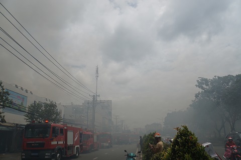 Cháy lớn cơ sở sản xuất sofa sát siêu thị Coopmart ở Sài Gòn