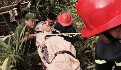 Hiện trường xe giường nằm lao vực vỡ nát, 4 người chết ở Cao Bằng