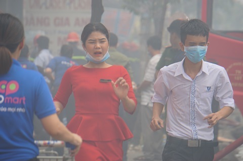 Cháy lớn sát siêu thị Coopmart ở Sài Gòn, hàng trăm người tháo chạy