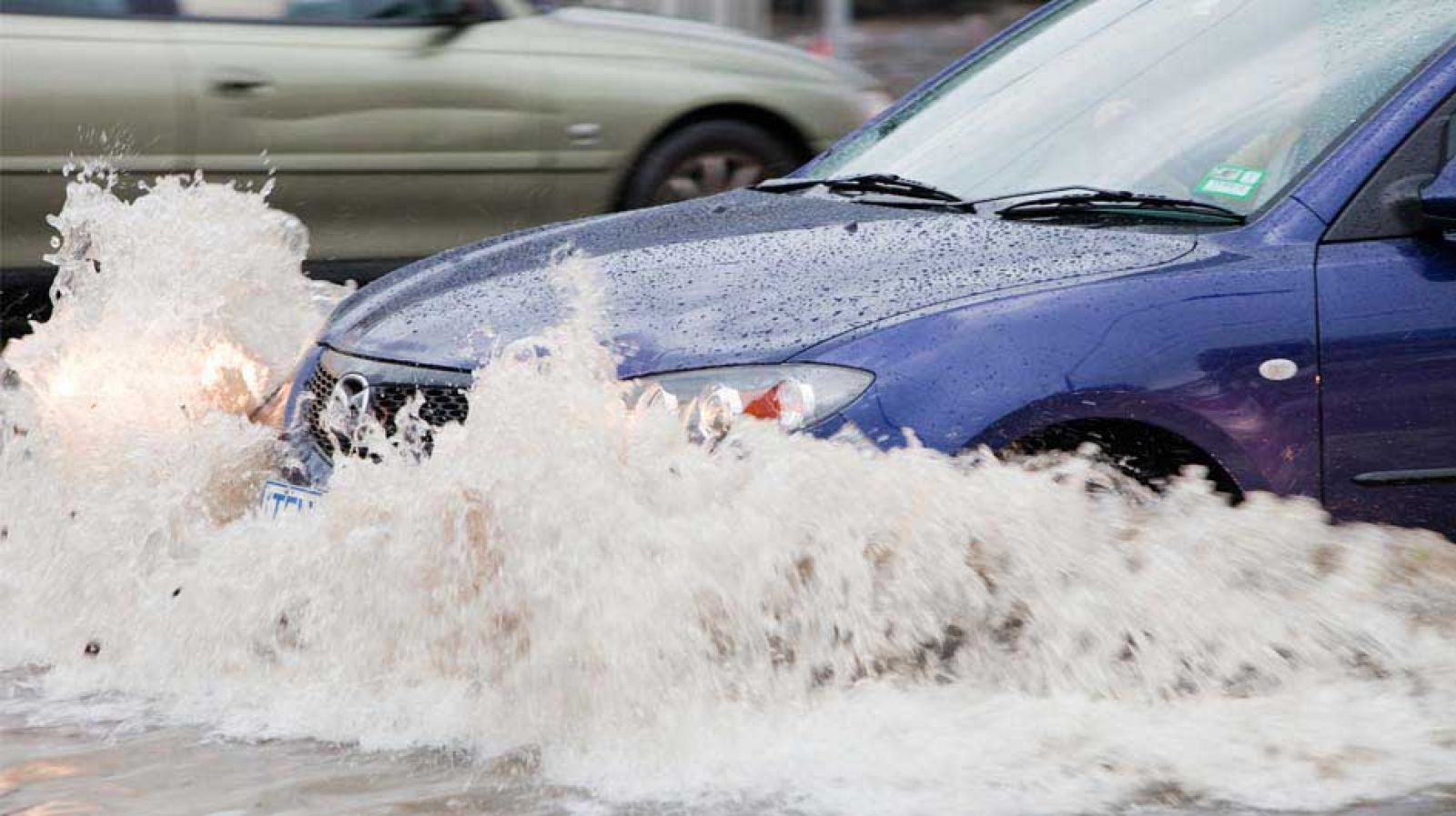 Lái xe qua vùng ngập nước có thể bị thuỷ kích, 'bay' trăm triệu như chơi