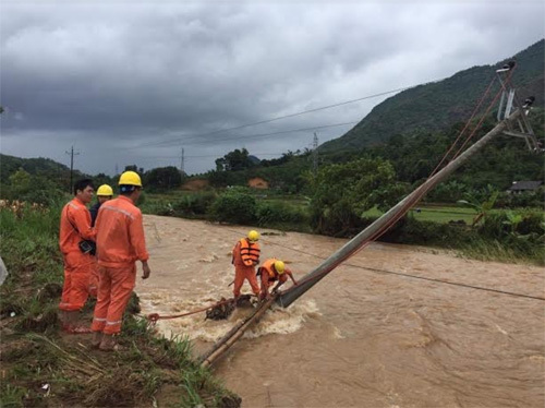 Mưa lớn, ngập lụt gây thiệt hại lớn hệ thống lưới điện