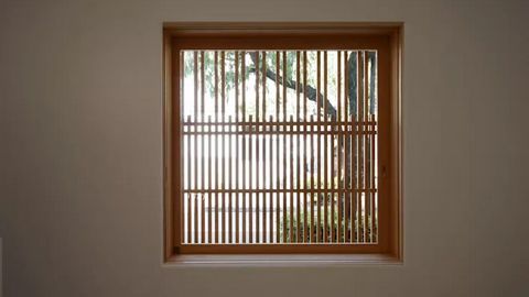 Cửa sổ khung gỗ đơn giản: Với cửa sổ khung gỗ đơn giản, bạn sẽ có được không gian sống ấm cúng và tiện nghi hơn. Cảm giác tự nhiên và thoải mái khi ánh sáng tự nhiên chiếu vào là một điều rất tuyệt vời. Hãy chọn cửa sổ khung gỗ đơn giản và tận hưởng không gian sống tuyệt vời này.