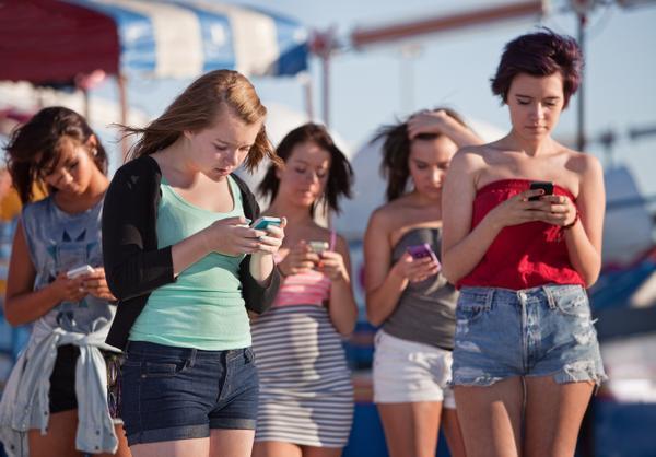 Cho trẻ dùng smartphone nhiều sẽ có nguy cơ bị những bệnh gì?