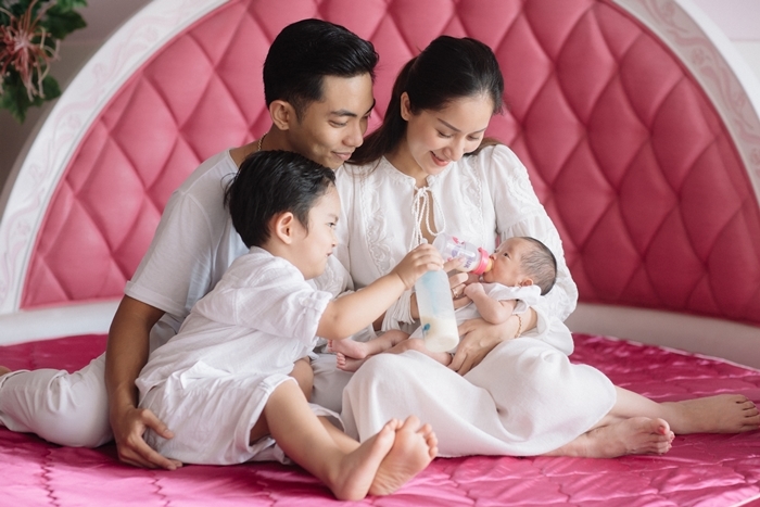 Khánh Thi Phan Hiển và hai con là một gia đình đầy hạnh phúc. Bạn sẽ cảm nhận được tình yêu thương, sự bền chặt và đầy niềm tin khi xem những hình ảnh của họ. Tình yêu của họ không chỉ dành cho nhau mà còn dành cho hai thiên thần bé nhỏ của mình.