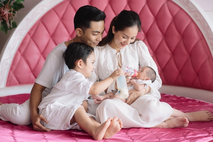 Vợ chồng Khánh Thi, Phan Hiển hạnh phúc bên hai con
