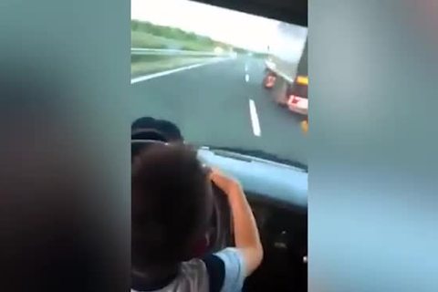 Bố để con 7 tuổi lái ô tô 120km/h, vượt xe tải trên cao tốc