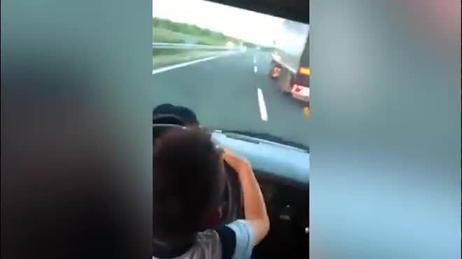 Bố để con 7 tuổi lái ô tô 120km/h, vượt xe tải trên cao tốc