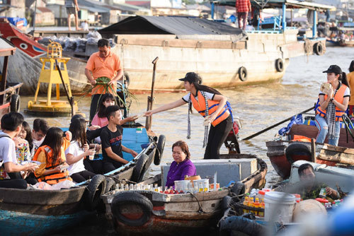 Ngọc Hân, Huyền My đi ghe xuồng tặng sách ở Cần Thơ