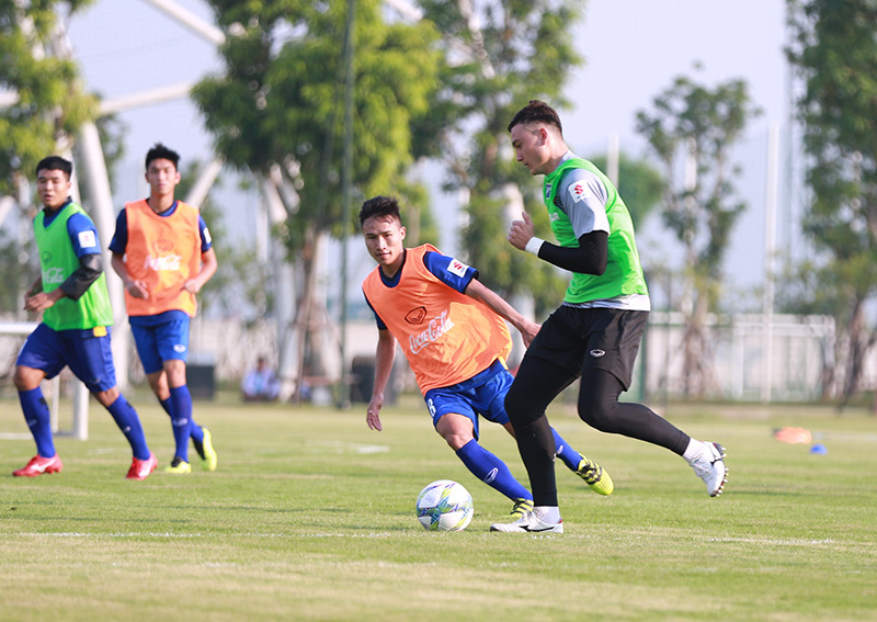 Công Phượng chấn thương, thẫn thờ nhìn Olympic Việt Nam 'luyện công'